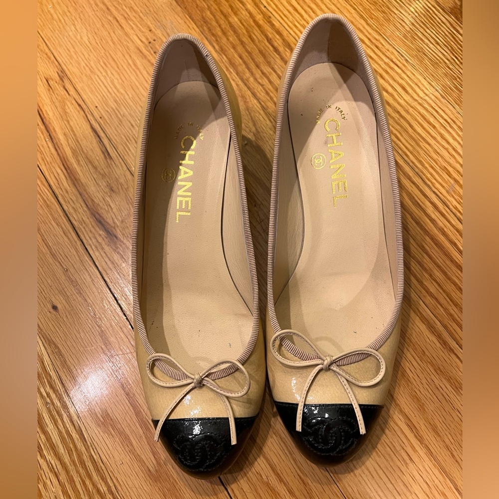 Chanel kitten heel beige black shoes with bow CC heels 39.5 US 8.5
